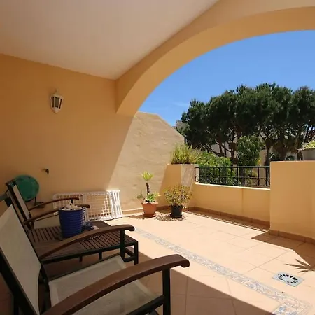 Cosy Beach Side Overlooking The Pool Apartment *
