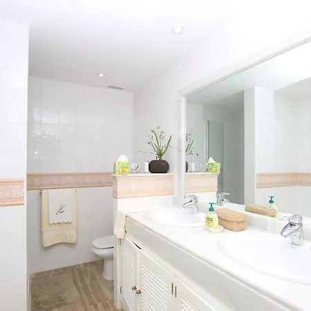 Cosy Beach Side Overlooking The Pool Apartment Marbella